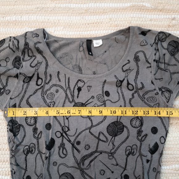 H&M Sewing Knitting Novelty Print Short Sleeve Grey Sweater in Size 6 - Picture 6 of 9